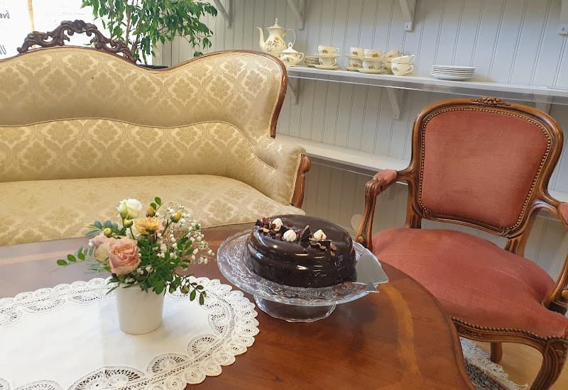 Violas café, second hand och blommor