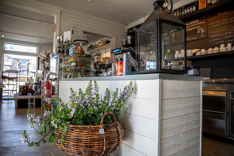 Cafe med varmrätter- Hälsö Brygga